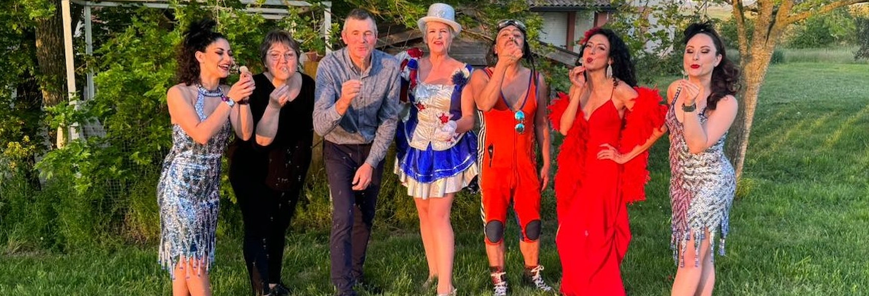 les artistes du choucou show et les proprietaires Touron de la Ferme du Choucou