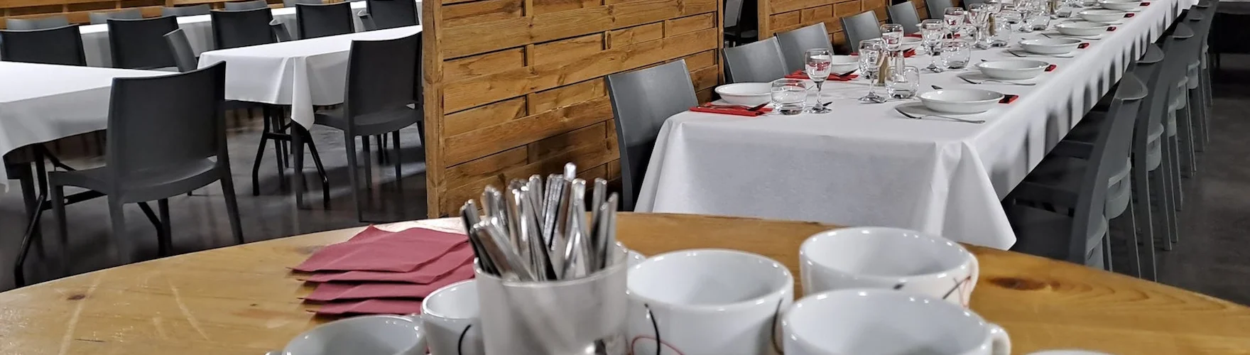 dressage des tables pour repas de seminaires Ferme du Choucou Gers