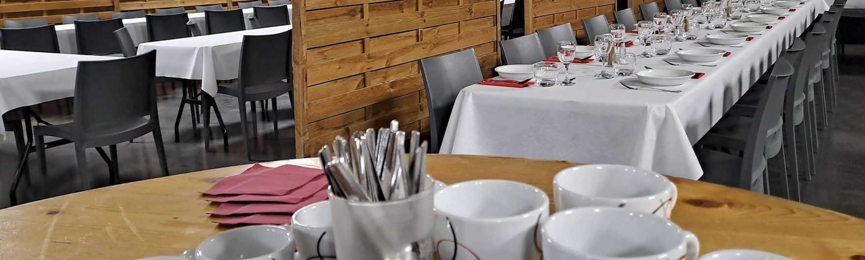 dressage des tables pour repas de seminaires Ferme du Choucou Gers