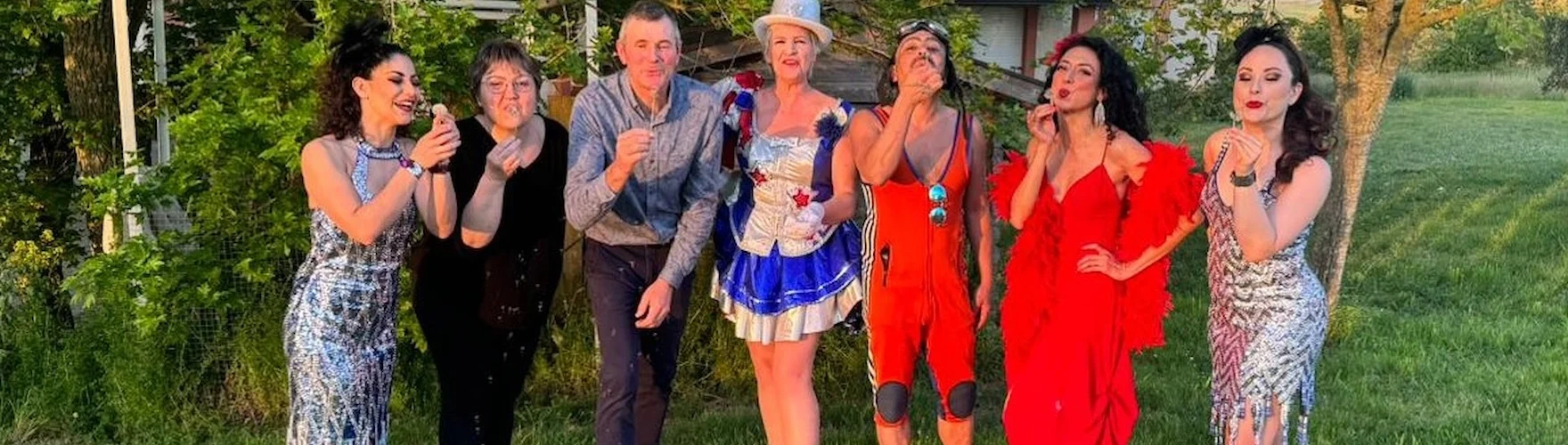 les artistes du Choucou Show et les propriétaires de la Ferme du Choucou