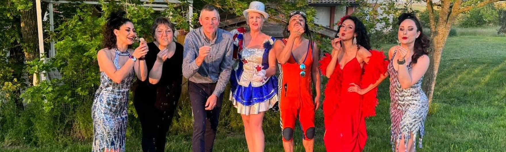 les artistes du Choucou Show et les propriétaires de la Ferme du Choucou