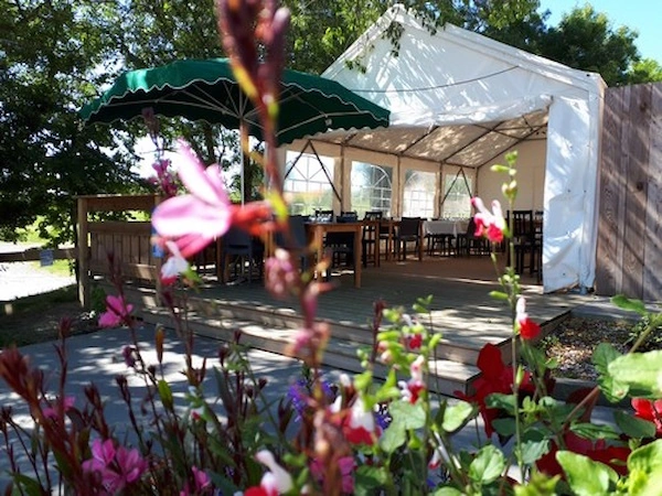 terrasse ombragée et tente pour restauration en extérieur à la Ferme du Choucou