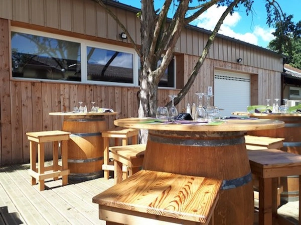 terrasse extérieure de La Ferme du Choucou pour repas entre amis, collègues ou en famille