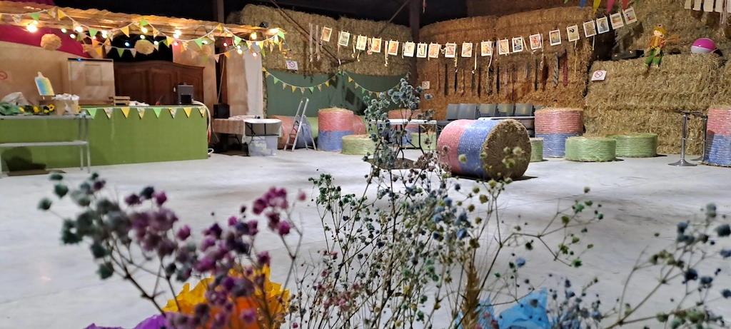 décoration de la salle destinée à la guinguette du choucou située à Monferran Savès dans le Gers