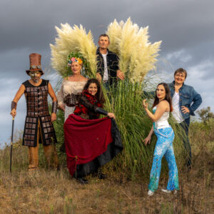 Les artistes du spectacle Terriens des Temps et les propriétaires Michel et Céline Touron de la Ferme du Choucou à Monferran-Savès dans le Gers